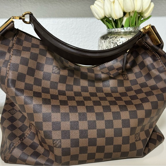Louis Vuitton Purse 100% authentic, dust bag and box included. - Picture 3 of 3